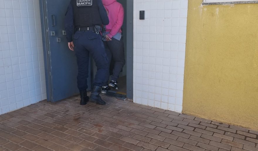 Com bebê de um ano, mulher realiza furto em mercado da região norte de Cascavel