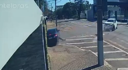 Pancada! Veja momento do acidente entre dois carros no Centro de Cascavel Pancada! Veja momento do acidente entre dois carros no Centro de Cascavel