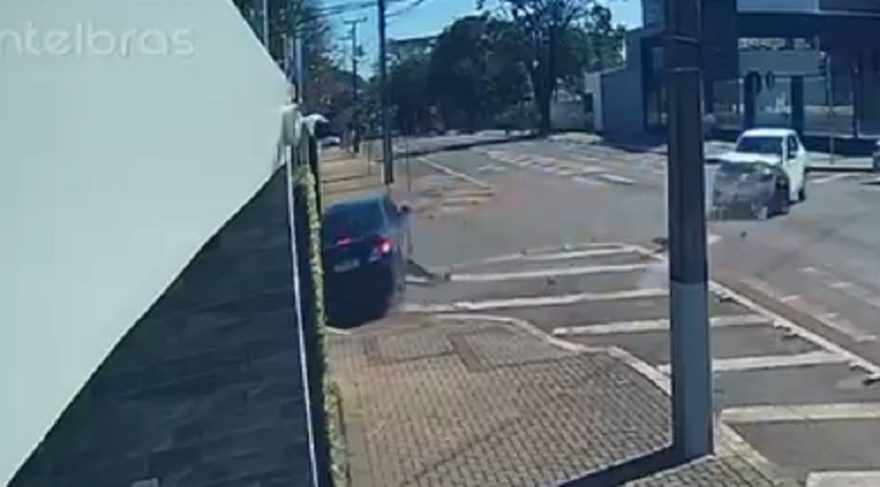 Pancada! Veja momento do acidente entre dois carros no Centro de Cascavel