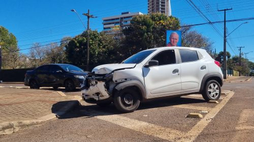 Corolla e Kwid se envolvem em acidente no Centro Corolla e Kwid se envolvem em acidente no Centro