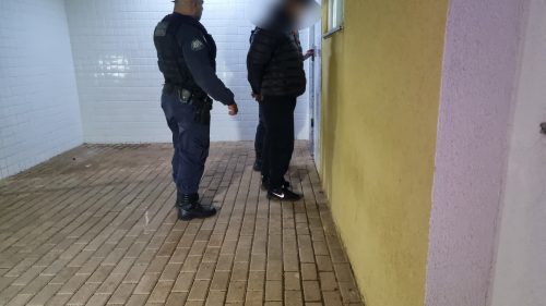 Homem que era procurado pela Justiça é preso no Bairro Santa Cruz em Cascavel Homem que era procurado pela Justiça é preso no Bairro Santa Cruz em Cascavel