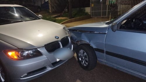 BMW e Uno batem no Bairro Pioneiros Catarinenses em Cascavel BMW e Uno batem no Bairro Pioneiros Catarinenses em Cascavel