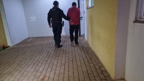 Rapaz é detido pela Guarda Municipal por furto de fios no Bairro São Cristóvão Rapaz é detido pela Guarda Municipal por furto de fios no Bairro São Cristóvão