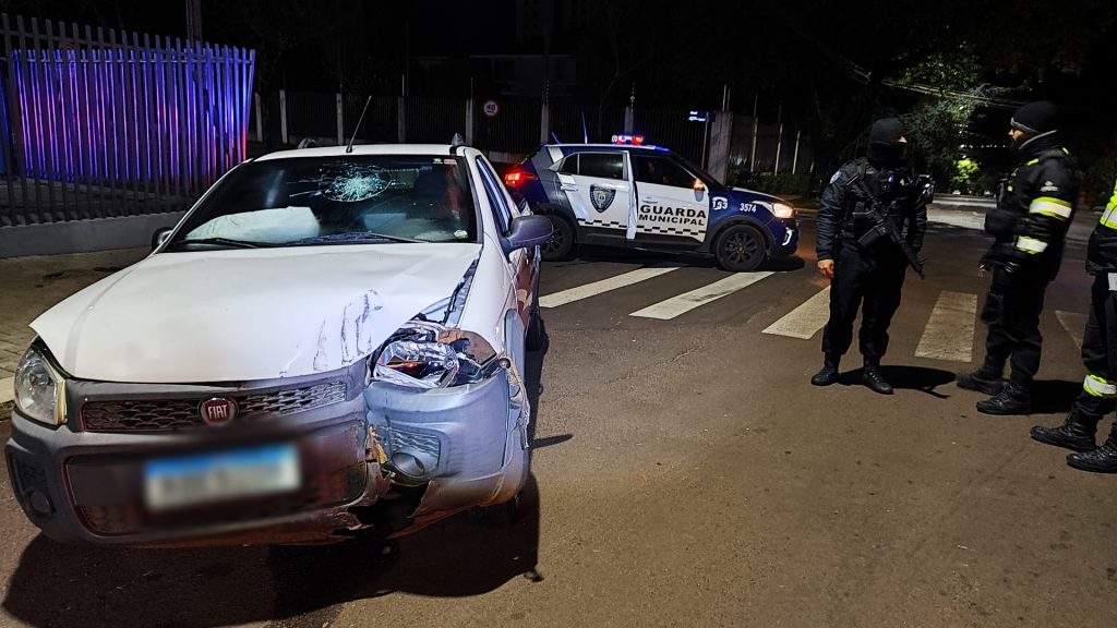 Condutor perde controle da direção e fica ferido ao atingir grade no Centro