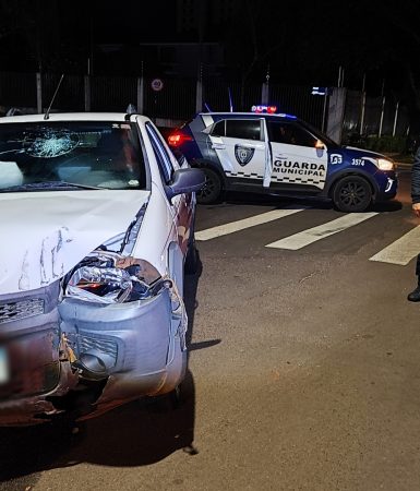 Condutor perde controle da direção e fica ferido ao atingir grade no Centro Imagem referente a Condutor perde controle da direção e fica ferido ao atingir grade no Centro