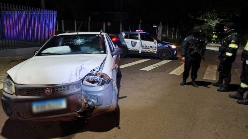 Condutor perde controle da direção e fica ferido ao atingir grade no Centro Condutor perde controle da direção e fica ferido ao atingir grade no Centro