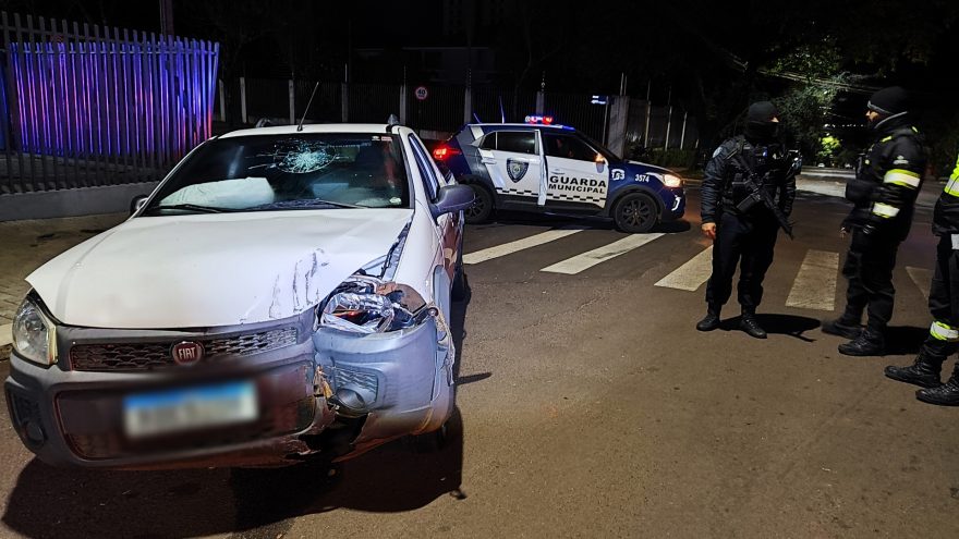 Condutor perde controle da direção e fica ferido ao atingir grade no Centro