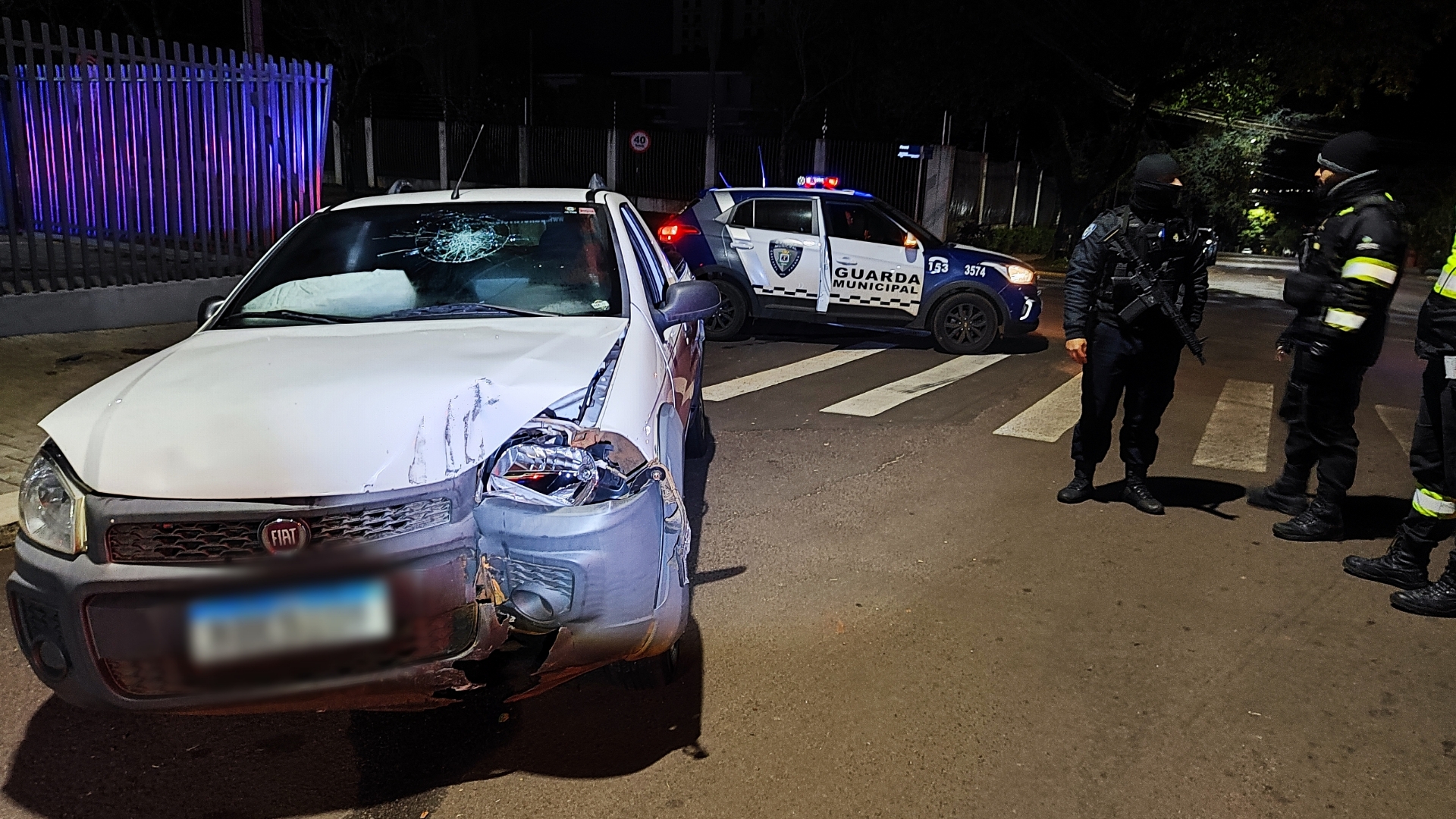 Condutor perde controle da direção e fica ferido ao atingir grade no Centro