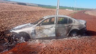 BMW 320 foi completamente destruída pelas chamas em incêndio no Reassentamento São Francisco