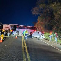 Imagem referente a Grave acidente envolvendo automóvel e três ônibus deixa dois mortos e 13 feridos na BR-277, em Céu Azul