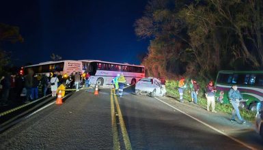 Grave acidente envolvendo automóvel e três ônibus deixa dois mortos e 13 feridos na BR-277, em Céu Azul Imagem referente a Grave acidente envolvendo automóvel e três ônibus deixa dois mortos e 13 feridos na BR-277, em Céu Azul