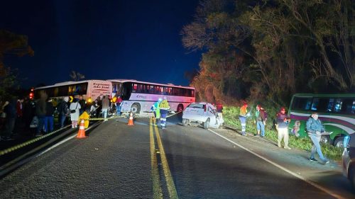 Grave acidente envolvendo automóvel e três ônibus deixa dois mortos e 13 feridos na BR-277, em Céu Azul Grave acidente envolvendo automóvel e três ônibus deixa dois mortos e 13 feridos na BR-277, em Céu Azul