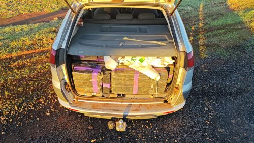 Após perseguição, tabletes de maconha são apreendidos e homem é detido Após perseguição, tabletes de maconha são apreendidos e homem é detido