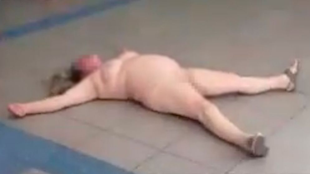 Completamente pelada, mulher em surto faz barraco em estação