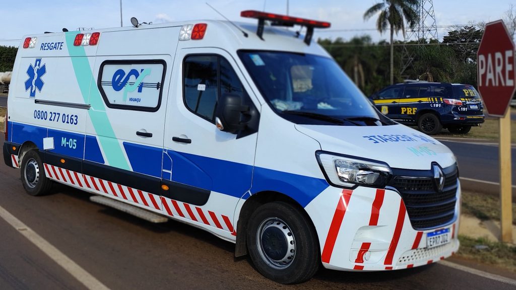 Colisão entre caminhão, EcoSport e van deixa um morto na BR-277