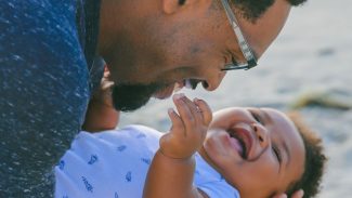 Manifestações em quatro cidades pedem ampliação da licença-paternidade