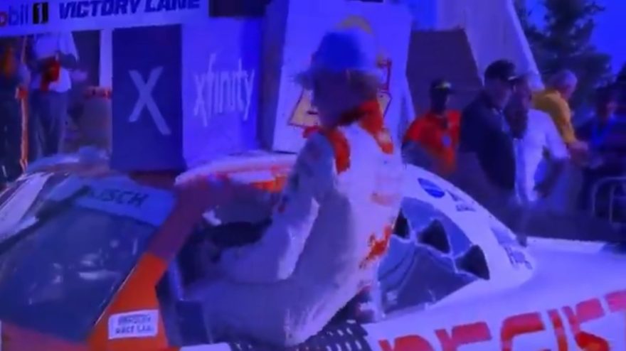 Piloto da Nascar escorrega ao comemorar vitória em cima do carro e fratura a clavícula