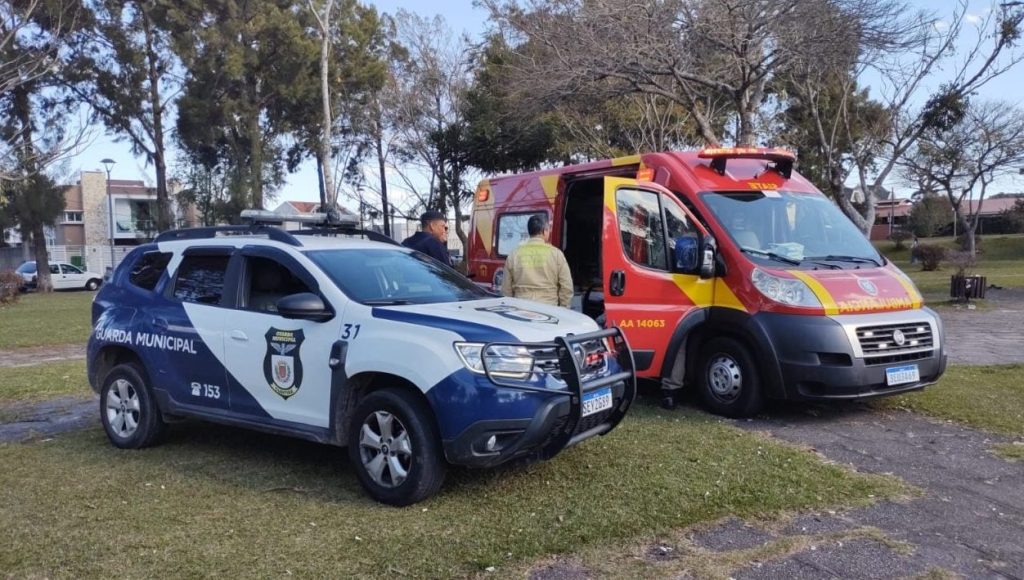 Treta na praça! Homem ensanguentado é salvo por mulher que impediu ataque com faca