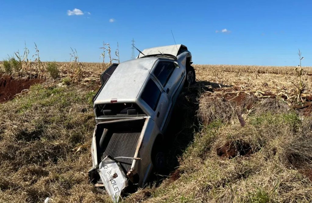 Caminhonete S-10 capota na BR-369; Criança de 4 anos e mais dois ocupantes são socorridos
