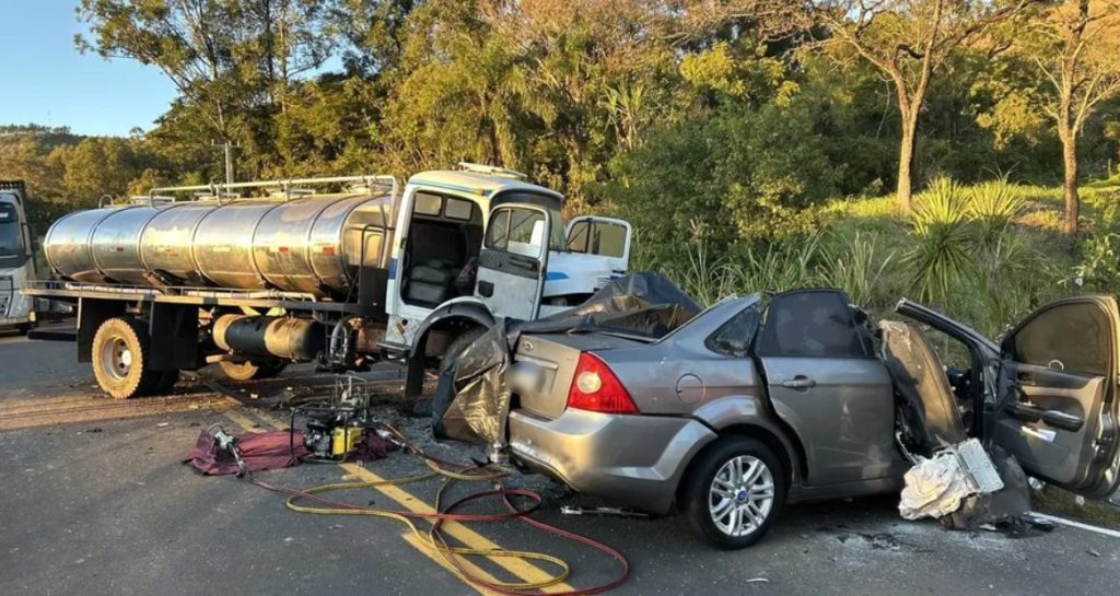 Focus colide com caminhão e motorista perde a vida na PR-487 em Cândido de Abreu