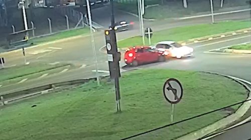 Vídeo mostra acidente entre carros no Trevo da Portal Vídeo mostra acidente entre carros no Trevo da Portal