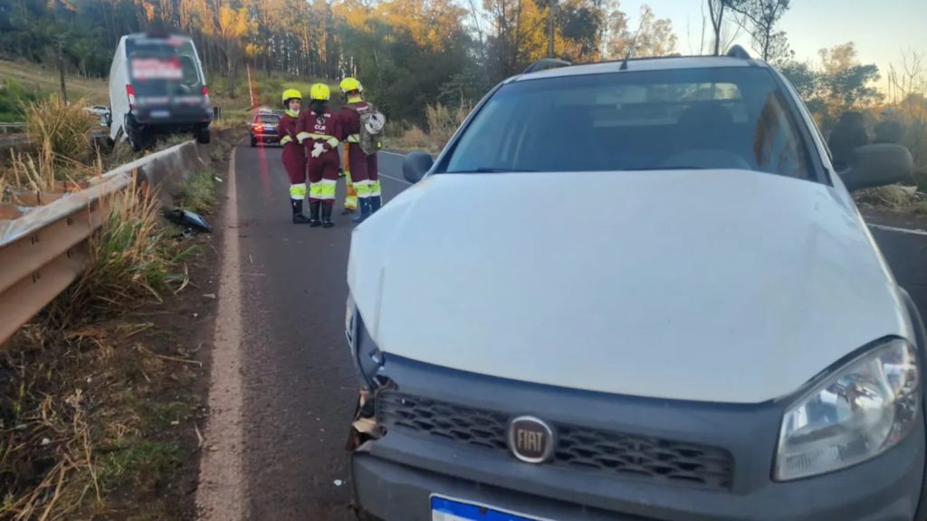 Van é arremessada após colisão no Contorno Sul de Apucarana