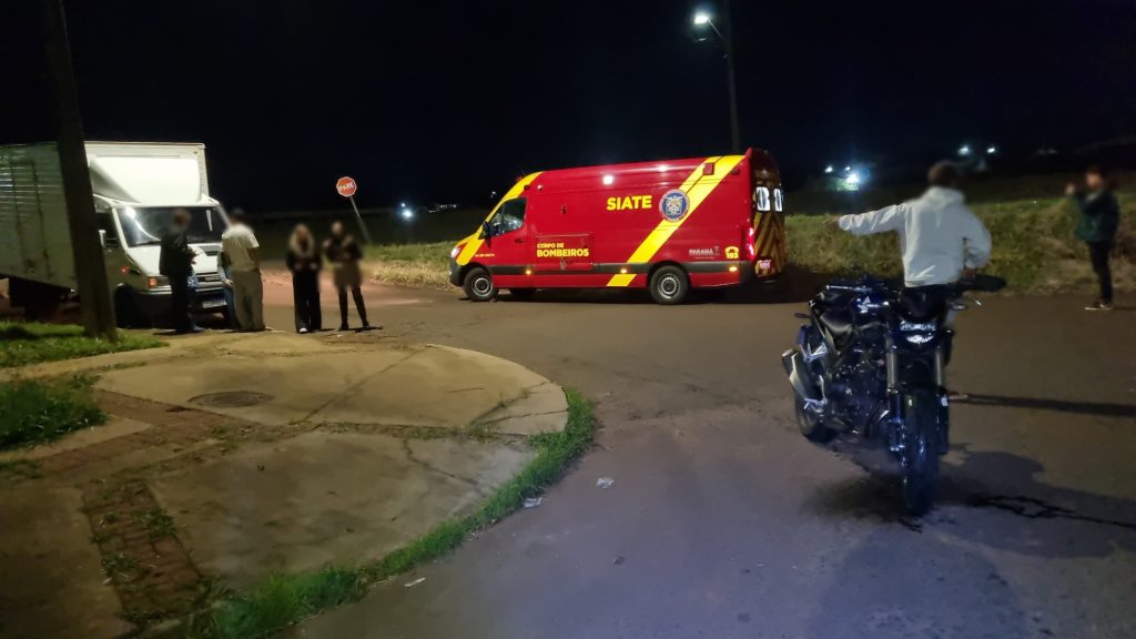 Moto e caminhão batem em cruzamento no Bairro Cataratas