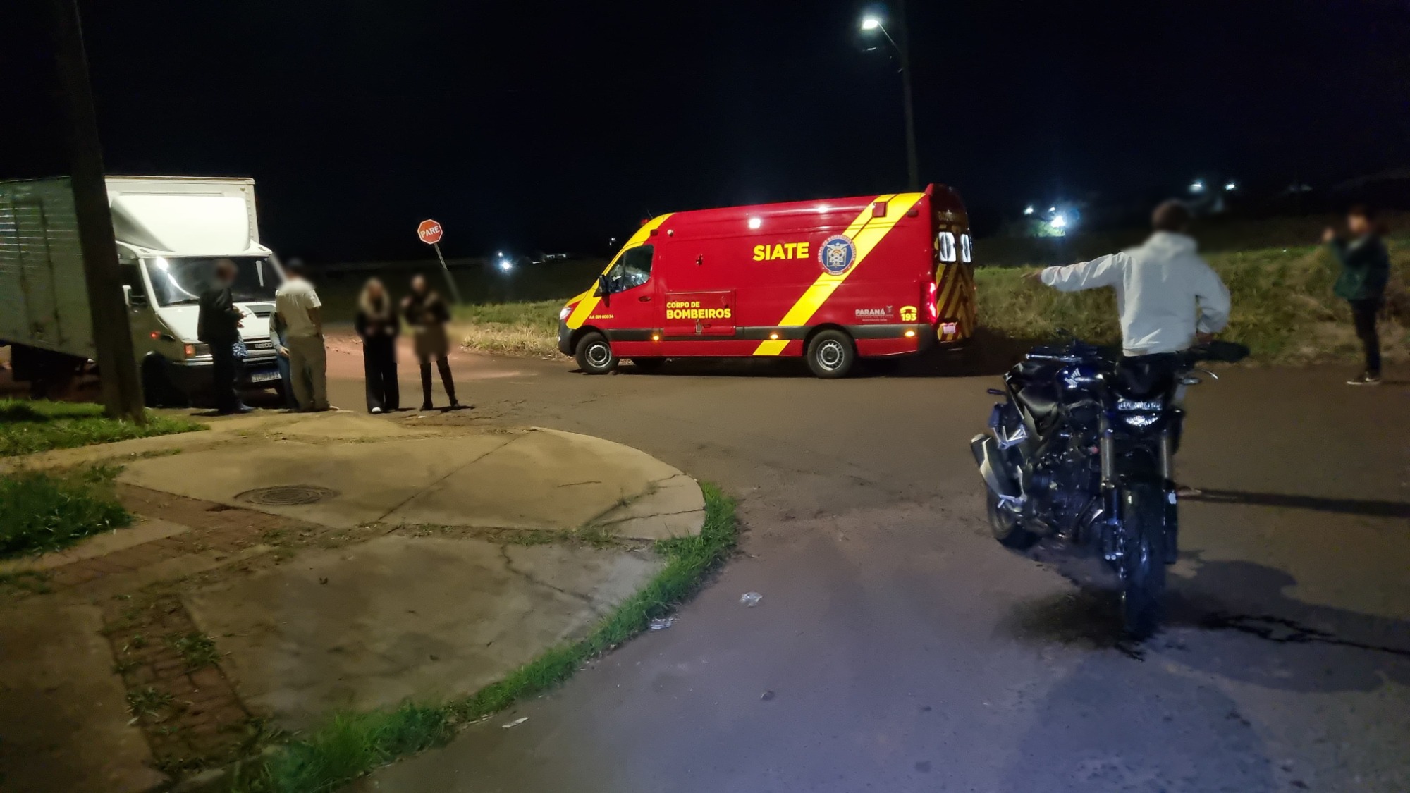 Moto e caminhão batem em cruzamento no Bairro Cataratas
