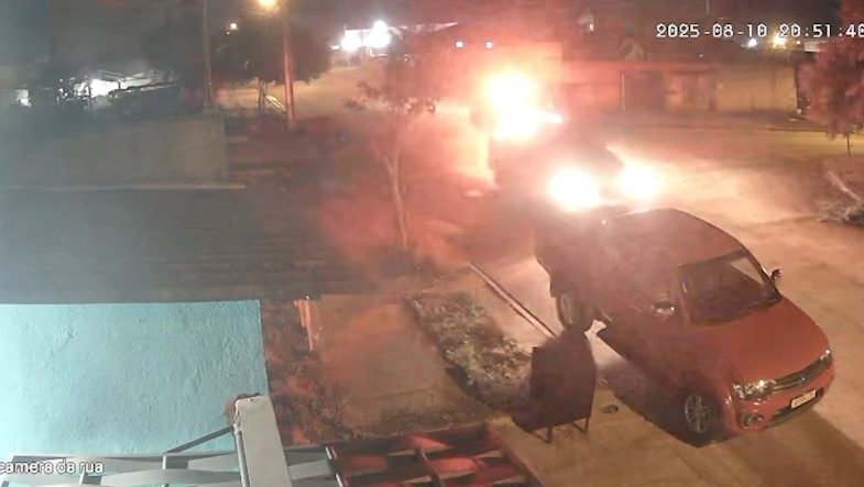 Vídeo mostra perseguição, batida e fuga do motorista no Bairro Cascavel Velho