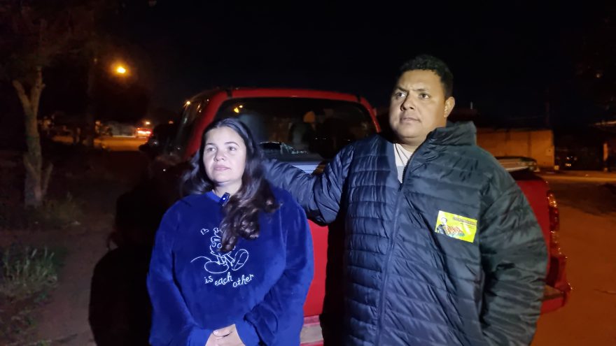 Casal amarga prejuízo após ter veículo atingido por caminhonete em fuga da polícia