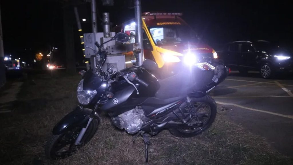 Motociclista fica ferido após ser atingido por carro em Ponta Grossa