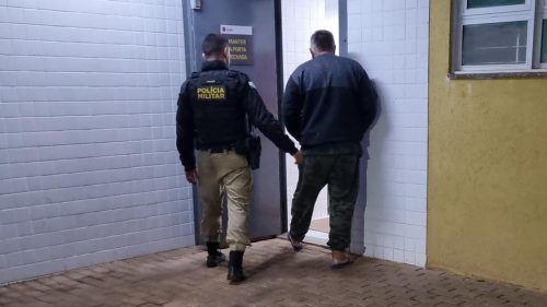 Homem é preso após ameaçar esposa com faca em Cascavel Homem é preso após ameaçar esposa com faca em Cascavel