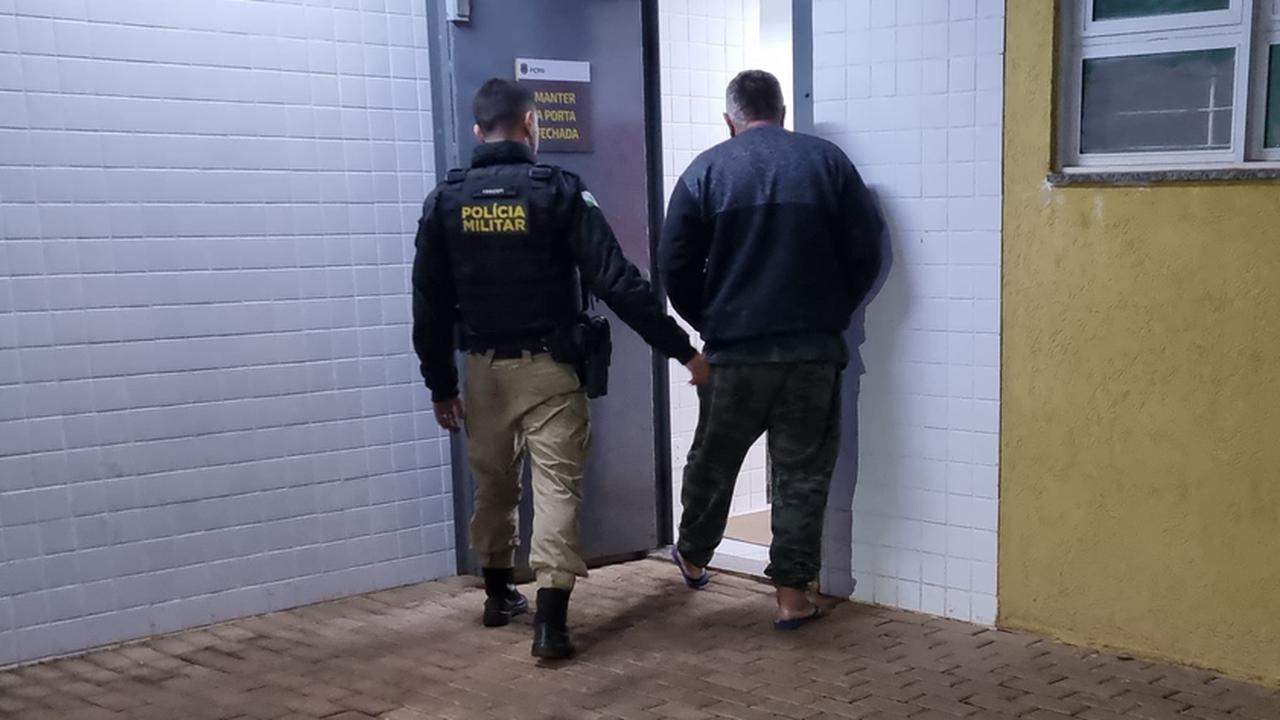 Homem é preso após ameaçar esposa com faca em Cascavel