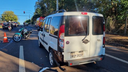 Motociclista fica ferida após colisão traseira com veículo do Exército na Rua Cuiabá Motociclista fica ferida após colisão traseira com veículo do Exército na Rua Cuiabá