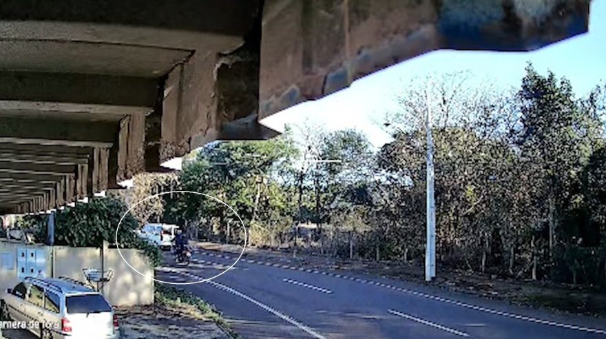 Câmera de segurança registra momento de colisão entre moto e carro do Exército em Cascavel