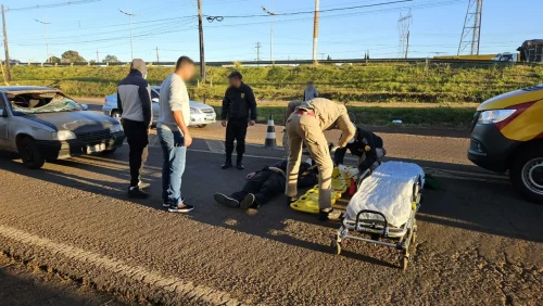 Segurança é atropelado por Kadett enquanto ajudava caminhoneiro em Apucarana Imagem referente a Segurança é atropelado por Kadett enquanto ajudava caminhoneiro em Apucarana