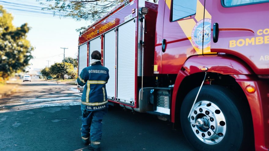 Incêndio em residência mobiliza Corpo de Bombeiros na Rua Voluntários da Pátria