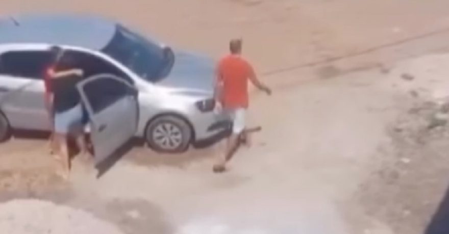 Imagens fortes: Homem é flagrado dando soco na esposa e na filha