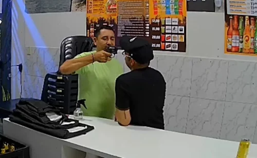 Imagens fortes! Câmera flagrou execução a sangue frio de homem com tiro na cabeça em bar Imagem referente a Imagens fortes! Câmera flagrou execução a sangue frio de homem com tiro na cabeça em bar