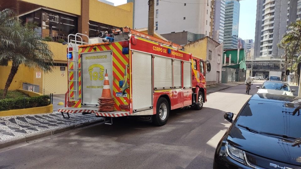 Incêndio destrói sala de dentista e prédio é evacuado às pressas no Batel