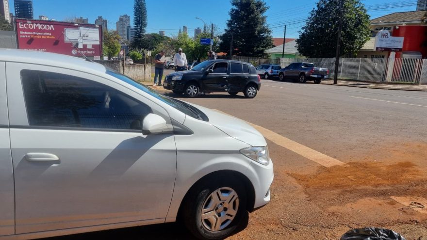 Onix e Clio se envolvem em acidente no Centro de Cascavel