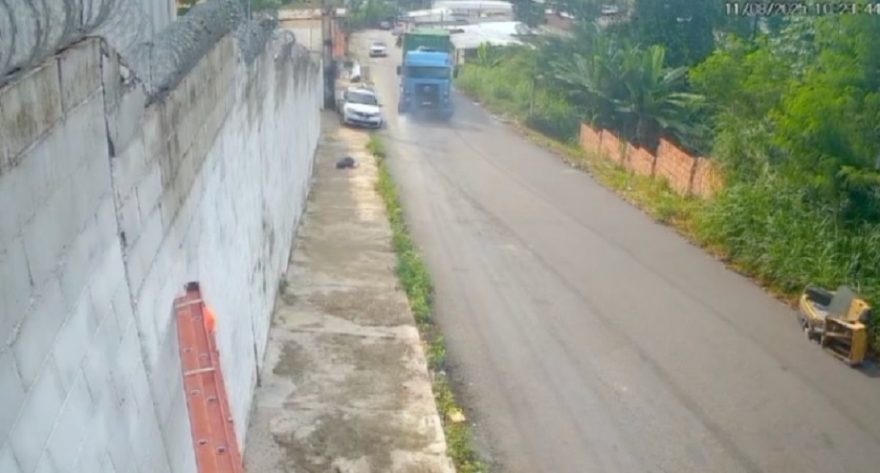 Jovem paraplégica fica ferida após carreta desgovernada atingir casa no Cidade Nova