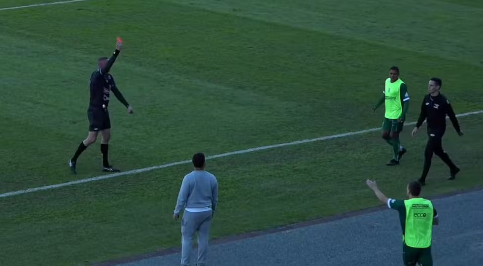 Jogador é expulso por mijar em garrafa durante semifinal do Catarinense Série B
