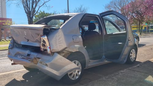 Taos bate na traseira de Logan na Avenida Tancredo Neves Taos bate na traseira de Logan na Avenida Tancredo Neves