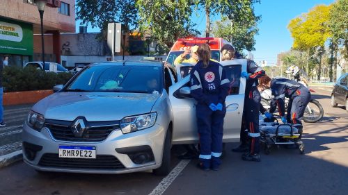 Mulher passa mal no Centro de Cascavel e é socorrida dentro de veículo Mulher passa mal no Centro de Cascavel e é socorrida dentro de veículo