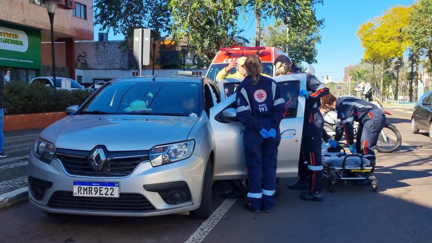 Mulher passa mal no Centro de Cascavel e é socorrida dentro de veículo