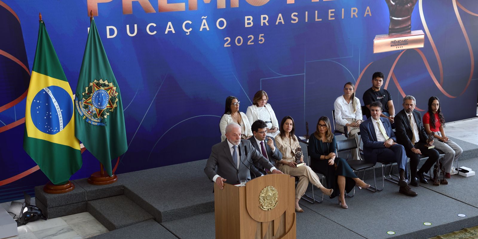 Evasão escolar é questão de Estado, diz Lula na entrega do Prêmio MEC