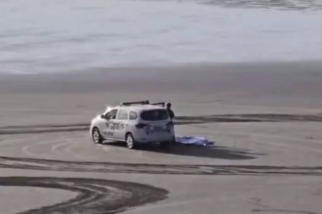 Mistério na areia: homem é encontrado morto e sem roupa íntima