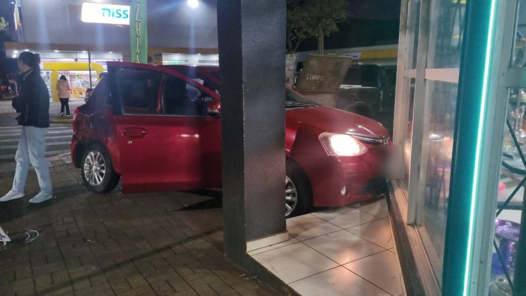 Etios e Polo colidem na Rua Paraná no Centro de Cascavel