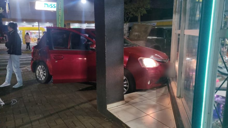 Etios e Polo colidem na Rua Paraná no Centro de Cascavel